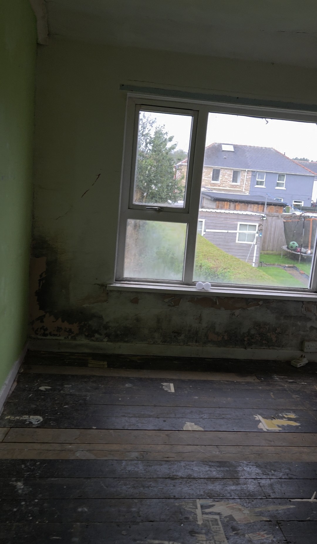 Living room before renovation